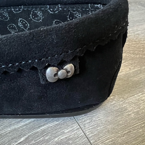 Minnetonka x Sanrio Hello Kitty Black Suede Fringe Moccasins w Bow Size 8.5 NWB! - Picture 5 of 10